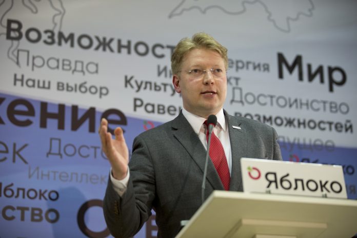 Председатель партии «Яблоко» Николай Рыбаков. Фото: www.yabloko.ru