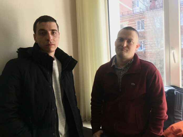 Александр Кондратьев и адвокат Михаил Беньяш в здании суда