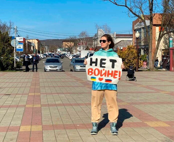 Активистка Анна Фимина на антивоенном пикете в Горячем Ключе
