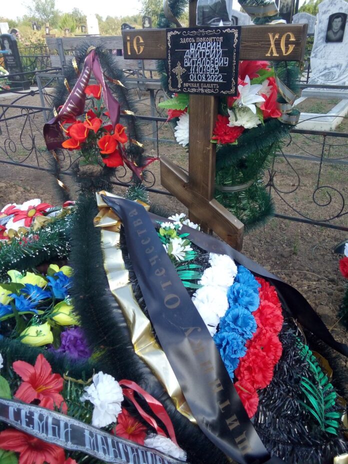 Активисты снимали могилы погибших на территории Украины российских военных. Фото: Виталий Вотановский