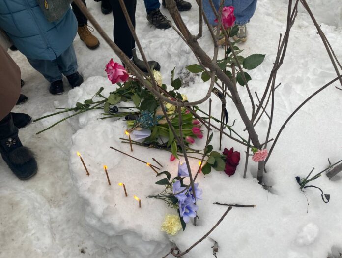 Импровизированный мемориал в честь Алексея Навального по пути на кладбище